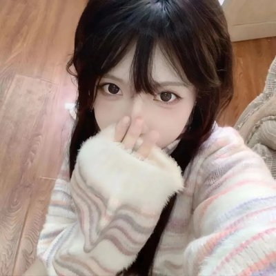 出墙红杏两家春